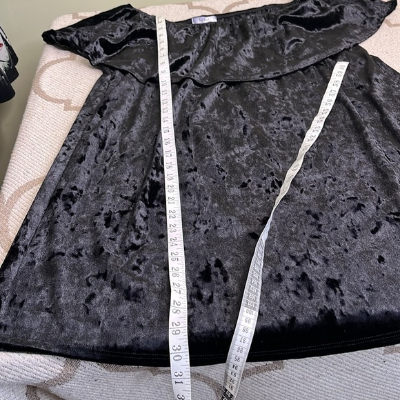 Tres Bien Elegant Black Velvet Mini off the shoulder Dress - Picture 12 of 14